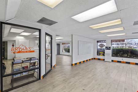 Warehouse with retail exposure to lease