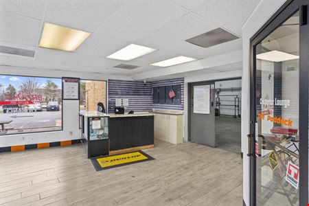 Warehouse with retail exposure to lease