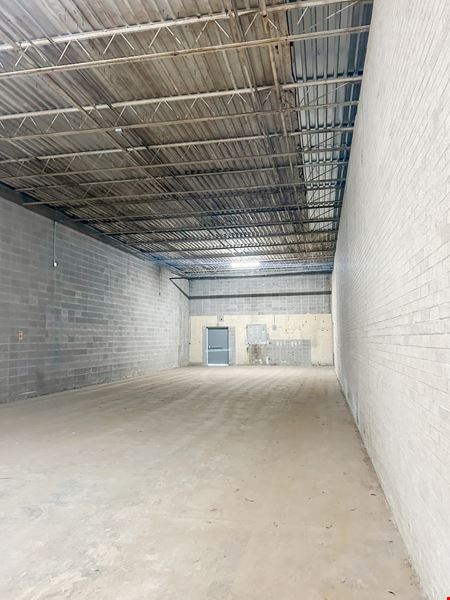Oak Park Shopping Center: Highly-Visible Retail Suites for Lease
