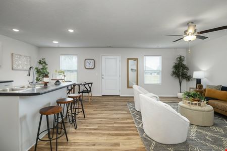 WESTBURY GARDENS | 94-UNIT SFR & DUPLEX STYLE RENTAL PORTFOLIO