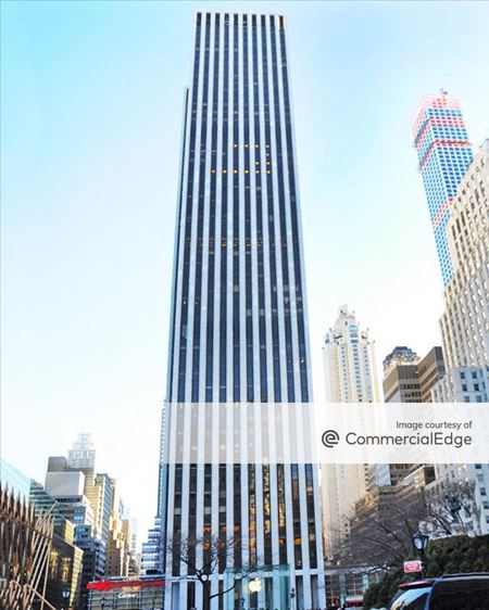 Retail space for Rent at G.M. Building in New York