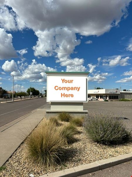 9,000+-sf retail showroom in Socorro