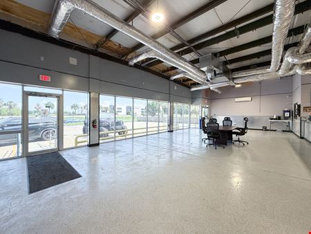 Retail Showroom / Warehouse with I-10 Visibility
