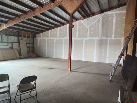 10176 New York 60 - 4,000+/- SF Office Space on 3+/- Acres & 9,000+/- Warehouse Space on 8+/- Acres
